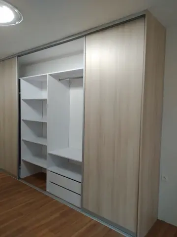 Vestavěná skříň na míru s dveřmi v dekoru buk