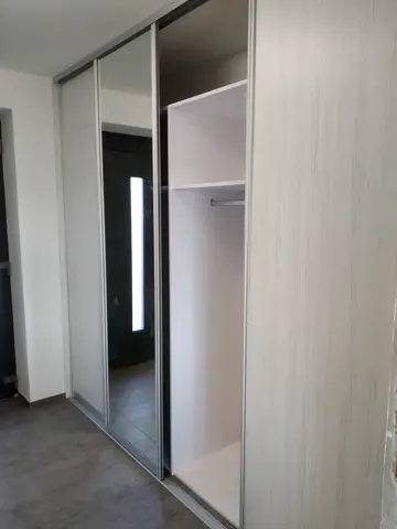 Vestavěná skříň na míru s kombinovanou výplní dveří ve světlém dekoru javor