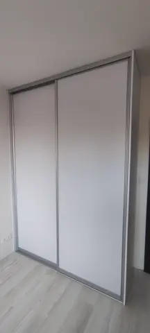 Vestavěná skříň na míru, dvoudveřová s dveřmi v dekoru dřeva, bílá