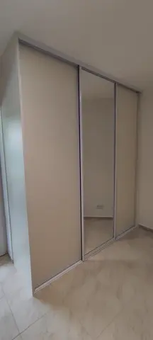 Vestavěná skříň na míru, třídveřová s kombinovanou výplní dveří