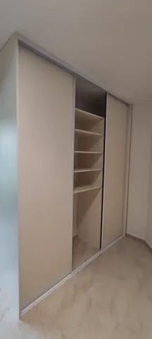 Vestavěná skříň na míru, třídveřová s kombinovanou výplní dveří