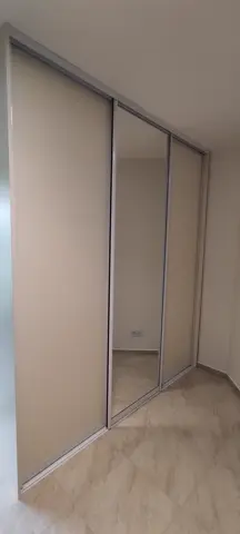 Vestavěná skříň na míru, třídveřová s kombinovanou výplní dveří