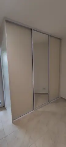 Vestavěná skříň na míru, třídveřová s kombinovanou výplní dveří
