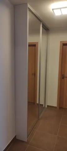 Vestavěná skříň na míru do chodby a předsíně, dvoudveřová se zrcadlovými dveřmi, bílá