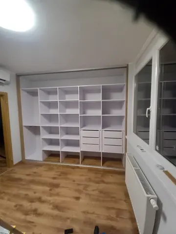 Vestavěná skříň na míru do chodby a předsíně s kombinovanou výplní dveří, šedá