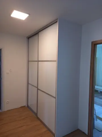 Vestavěná skříň na míru do chodby a předsíně, dvoudveřová se skleněnou výplní, bílá