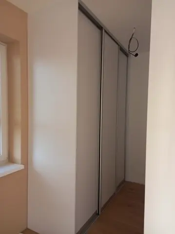 Vestavěná skříň na míru do chodby a předsíně se skleněnou výplní, šedá