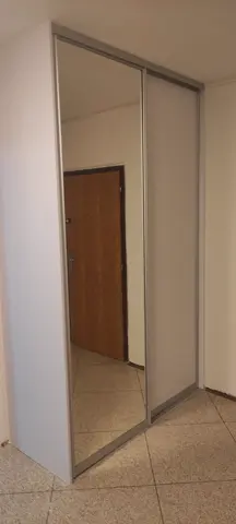 Vestavěná skříň na míru do chodby a předsíně, dvoudveřová s kombinovanou výplní dveří, bílá