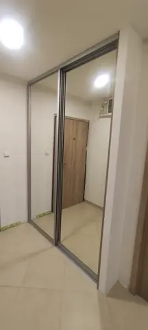 Vestavěná skříň na míru do chodby a předsíně, dvoudveřová se zrcadlovými dveřmi
