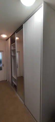 Vestavěná skříň na míru do chodby a předsíně, dvoudveřová s kombinovanou výplní dveří ve světlém dekoru javor