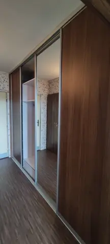 Vestavěná skříň na míru do chodby a předsíně, třídveřová s kombinovanou výplní dveří v dekoru ořech