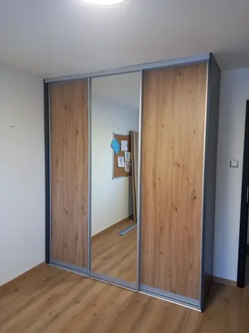Vestavěná skříň na míru do dětského pokoje, třídveřová s kombinovanou výplní dveří v dekoru dub