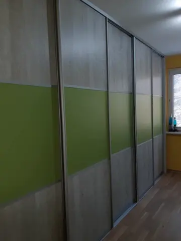 Vestavěná skříň na míru do dětského pokoje, čtyřdveřová s kombinovanou výplní dveří v dekoru dub