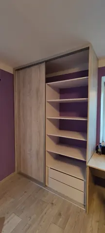 Vestavěná skříň na míru do dětského pokoje, dvoudveřová s dveřmi v dekoru dub