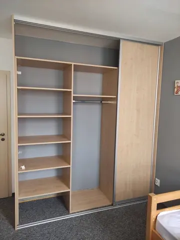 Vestavěná skříň na míru do dětského pokoje, dvoudveřová s dveřmi v dekoru javor