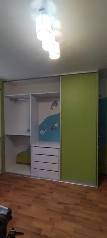 Vestavěná skříň na míru do dětského pokoje, dvoudveřová s kombinovanou výplní dveří, bílá
