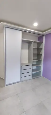 Vestavěná skříň na míru do dětského pokoje s kombinovanou výplní dveří, bílá
