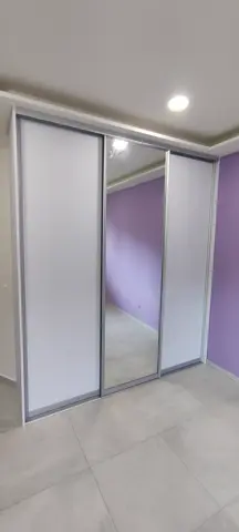 Vestavěná skříň na míru do dětského pokoje, třídveřová s kombinovanou výplní dveří, bílá