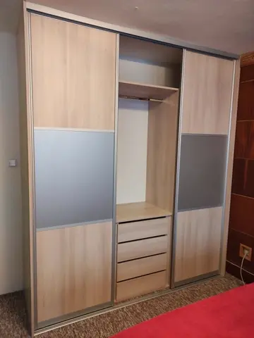 Vestavěná skříň na míru do ložnice, třídveřová s kombinovanou výplní dveří ve světlém dekoru javor