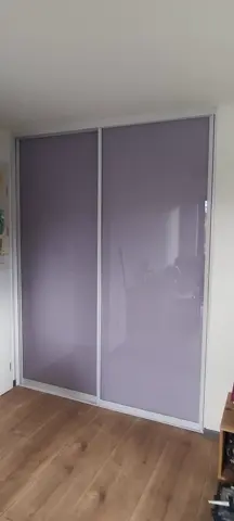 Vestavěná skříň na míru do ložnice, dvoudveřová se skleněnou výplní