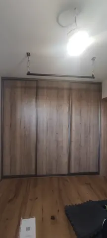 Vestavěná skříň na míru do ložnice, třídveřová s dveřmi v dekoru dub