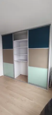 Vestavěná skříň na míru do ložnice, třídveřová se skleněnou výplní, kombinace dekorů