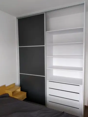 Vestavěná skříň na míru do ložnice, dvoudveřová se skleněnou výplní, tmavý dekor