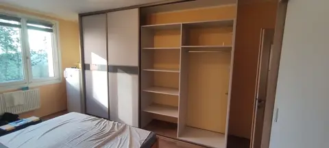 Vestavěná skříň na míru do ložnice, čtyřdveřová s kombinovanou výplní dveří, bílá