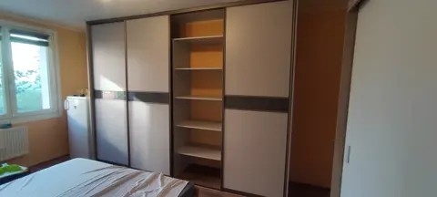 Vestavěná skříň na míru do ložnice, čtyřdveřová s kombinovanou výplní dveří, bílá