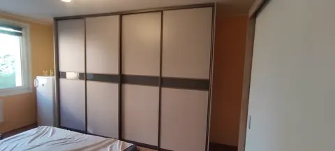 Vestavěná skříň na míru do ložnice s kombinovanou výplní dveří, bílá