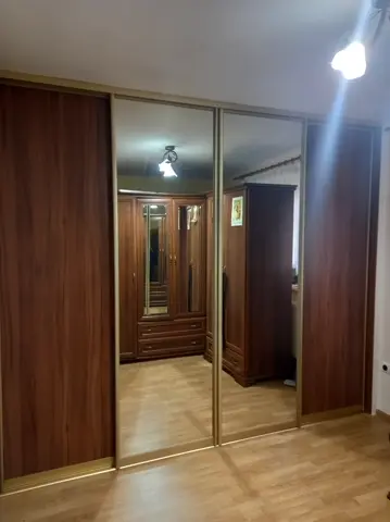 Vestavěná skříň na míru do ložnice, čtyřdveřová s kombinovanou výplní dveří v dekoru ořech
