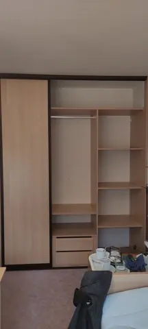 Vestavěná skříň na míru do ložnice s kombinovanou výplní dveří v dekoru buk