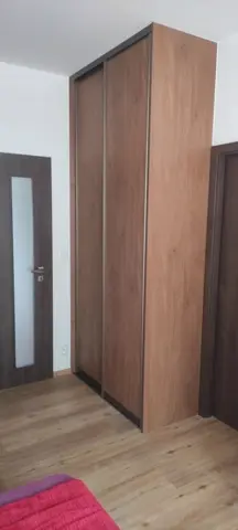Vestavěná skříň na míru do ložnice, dvoudveřová s dveřmi v dekoru ořech