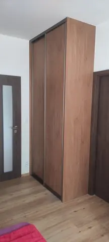 Vestavěná skříň na míru do ložnice, dvoudveřová s dveřmi v dekoru ořech