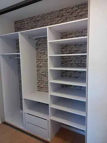 Vestavěná skříň na míru do ložnice, bílá