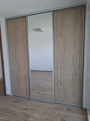 Vestavěná skříň na míru do ložnice, třídveřová s kombinovanou výplní dveří v dekoru dub