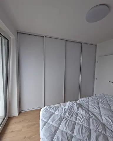Vestavěná skříň na míru do ložnice, čtyřdveřová se skleněnou výplní, šedá