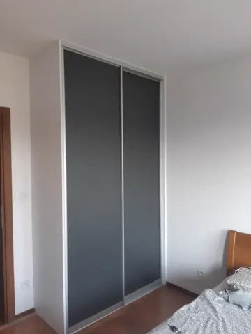 Vestavěná skříň na míru do ložnice, dvoudveřová, antracit