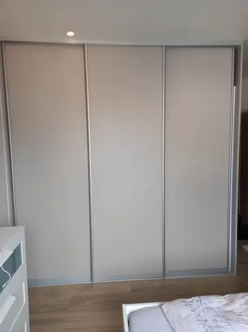 Vestavěná skříň na míru do ložnice, třídveřová, bílá