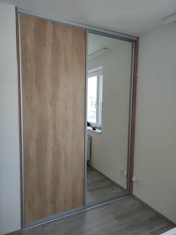 Vestavěná skříň na míru do ložnice, dvoudveřová s kombinovanou výplní dveří v dekoru dub