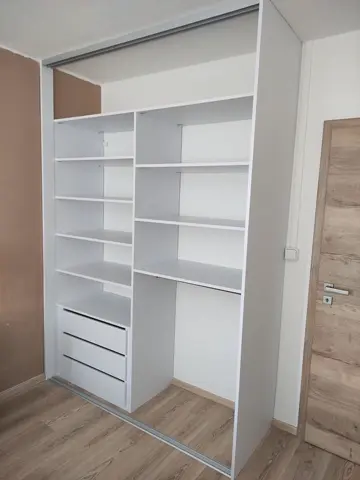 Vestavěná skříň na míru do ložnice s kombinovanou výplní dveří, bílá