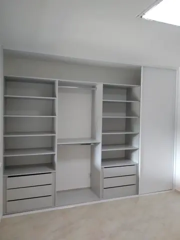 Vestavěná skříň na míru do ložnice s kombinovanou výplní dveří, šedá