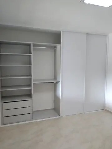 Vestavěná skříň na míru do ložnice s kombinovanou výplní dveří, šedá