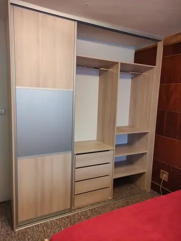 Vestavěná skříň na míru do ložnice, dvoudveřová s kombinovanou výplní dveří v dekoru dub
