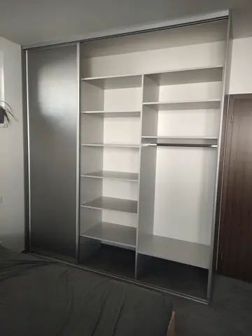Vestavěná skříň na míru do ložnice s kombinovanou výplní dveří, šedá
