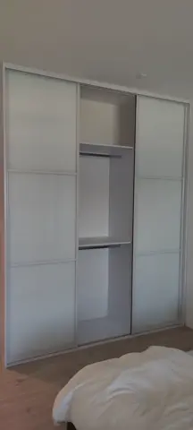 Vestavěná skříň na míru do ložnice, třídveřová se skleněnou výplní, bílá