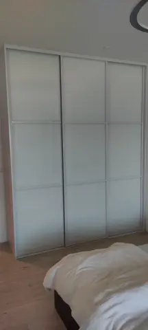 Vestavěná skříň na míru do ložnice, třídveřová se skleněnou výplní, bílá