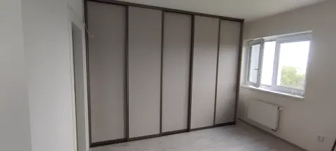 Vestavěná skříň na míru do ložnice, pět a více dveří, šedá