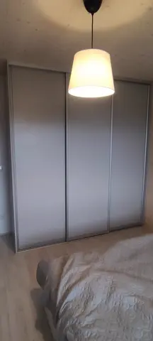 Vestavěná skříň na míru do ložnice, třídveřová se skleněnou výplní, šedá