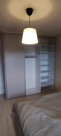 Vestavěná skříň na míru do ložnice, třídveřová se skleněnou výplní, šedá